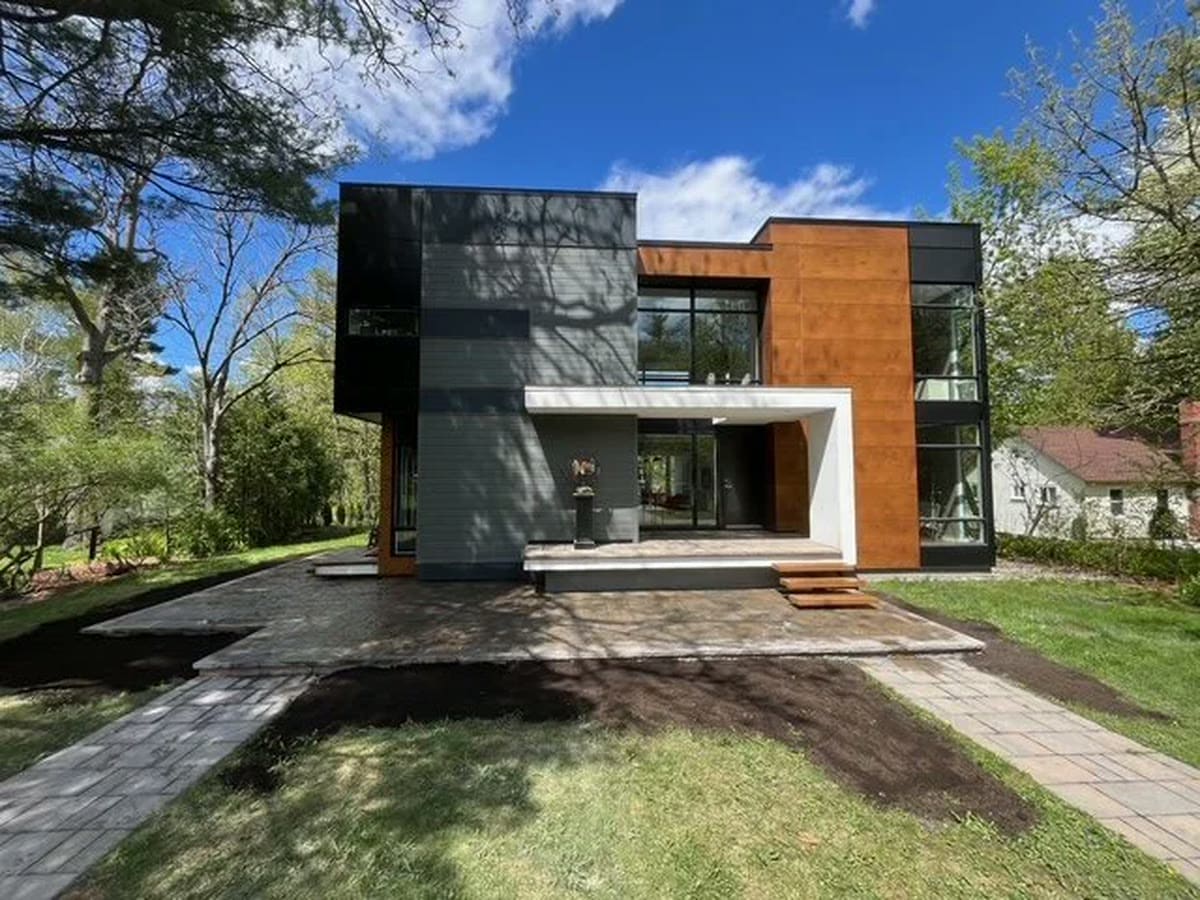 Modern Ottawa home with interlock patio, walkway and entrance steps